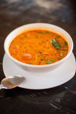 Tom Yam kung Baharatlı Tayland çorbası karides, deniz mahsulü, hindistan cevizi sütü ve biber biberi