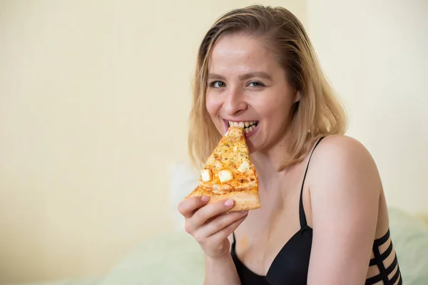 Chica europea con el pelo corto posando con trozos de deliciosa pizza . — Foto de Stock