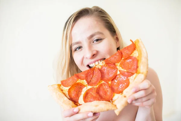 Europäisches Mädchen mit kurzen Haaren posiert mit leckeren Pizza-Stücken. — Stockfoto