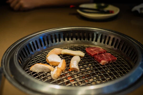 Vers vlees. Het grillen van vlees in een Koreaans restaurant. Traditionele Koreaanse gerechten. — Stockfoto