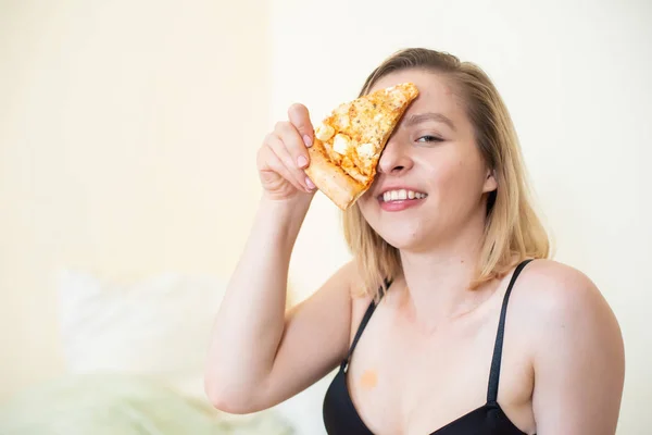 Europäisches Mädchen mit kurzen Haaren posiert mit leckeren Pizza-Stücken. — Stockfoto