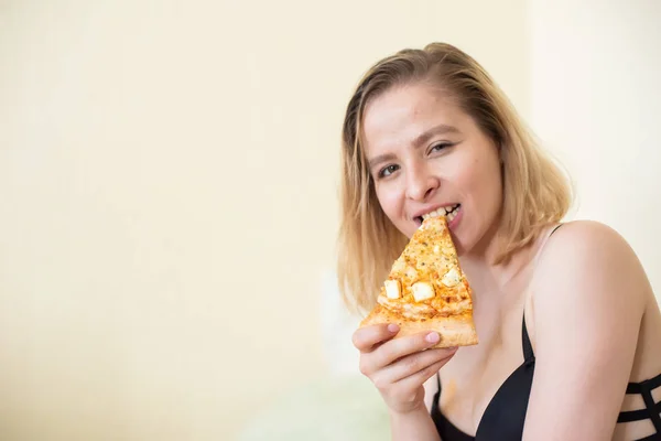 Europeisk flicka med kort hår poserar med bitar av läckra pizza. — Stockfoto