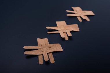 Yüz için kasetler güzel siyah bir arka plan üzerinde yalan. Gençleştirme için Kineziotape. Kırışıklıklarla mücadeleye yardımcı olacak kineziology. Cerrahi gençleştirme.