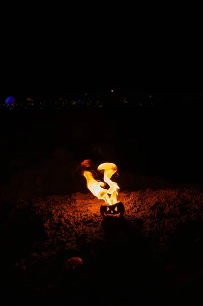 Línguas de chama numa abóbora. jack-o-lanterna em chamas sobre um fundo preto. Símbolo de Halloween no chão. Doce ou travessura. Fechar . — Fotografia de Stock