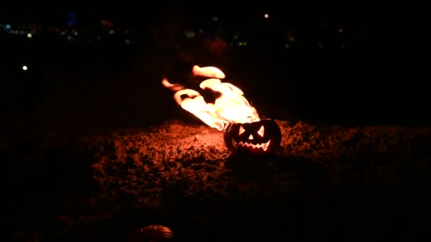 Skrämmande Halloween Pumpa Spyr Eld Låga Svart Bakgrund Jack Lyktan — Stockvideo