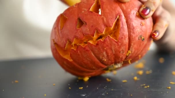 Una Donna Con Una Camicetta Bianca Pulisce Una Zucca Halloween — Video Stock