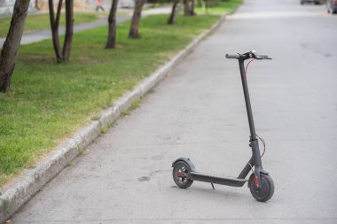 Kaldırımda Elektrikli Scooter'lar. Şehir etrafında hızlı hareket için uygun elektrikli araçlar.