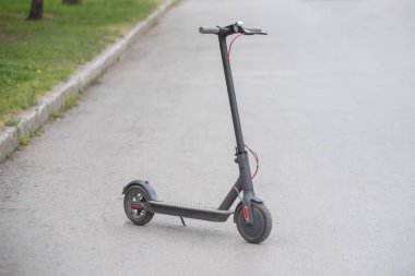 Kaldırımda Elektrikli Scooter'lar. Şehir etrafında hızlı hareket için uygun elektrikli araçlar.