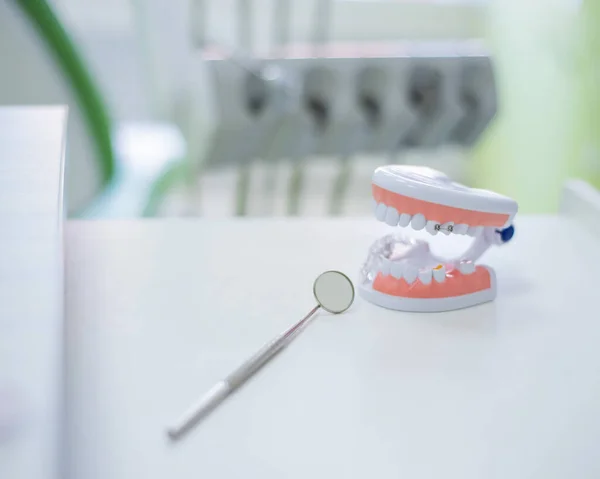 Gli strumenti sterili sono nello studio dentistico. Lo specchio e la disposizione della mandibola si trovano sul tavolo dell'ortodontista. Igiene orale, prevenzione della carie, esame . — Foto Stock