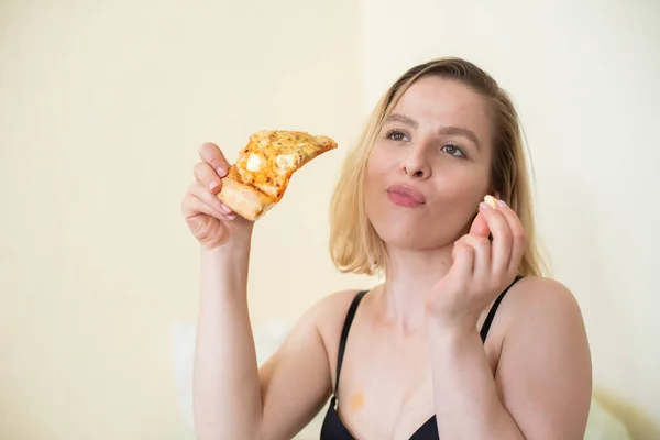Europäisches Mädchen mit kurzen Haaren posiert mit leckeren Pizza-Stücken. — Stockfoto