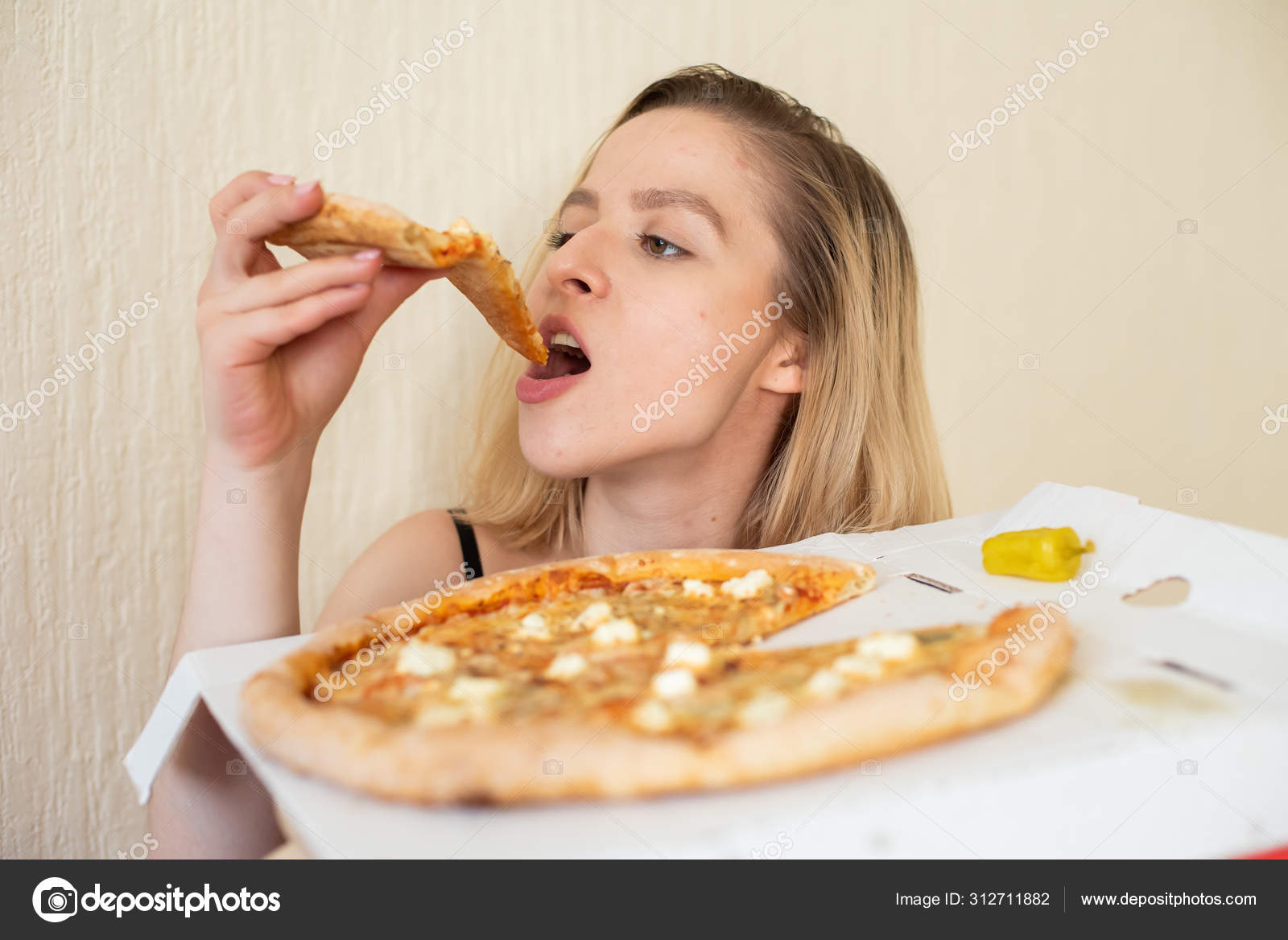 Naken framför pizza killen Naken framför pizza killen