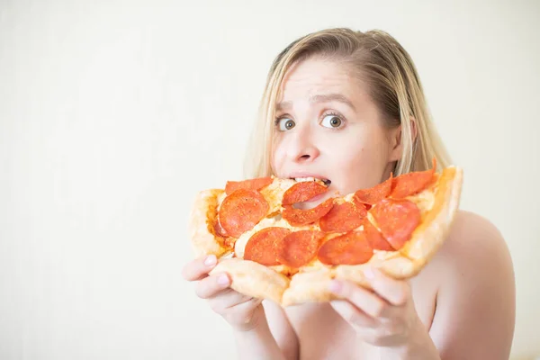 Europäisches Mädchen mit kurzen Haaren posiert mit leckeren Pizza-Stücken. — Stockfoto