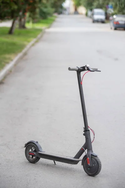 Scooters elétricos na calçada. Veículos elétricos convenientes para o movimento rápido em torno da cidade . — Fotografia de Stock