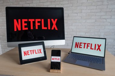 Tüm cihazların ekranlarında Netflix logosu. Film ve TV programları için uygulama bir dizüstü bilgisayardan, dijital tabletten ve bilgisayardan sağdan yayınlanıyor.
