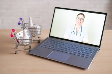 İnternet tıbbı. Kadın doktorda uzaktan resepsiyon. Bir eczanede ev teslimatı ile birlikte ilaç satın almak için bilgisayar başvurusu. Eczacı dizüstü bilgisayar ekranında ilaç öneriyor..