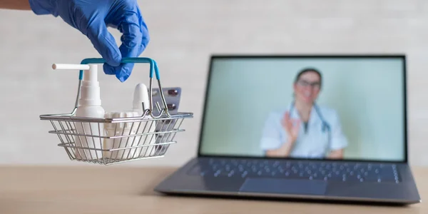 Online orvoslás. Távoli találkozó egy orvossal. Gyógyszerek vásárlása az otthoni kézbesítéshez használt számítógépes alkalmazással. Gyógyszerész a laptop képernyőjén. — Stock Fotó