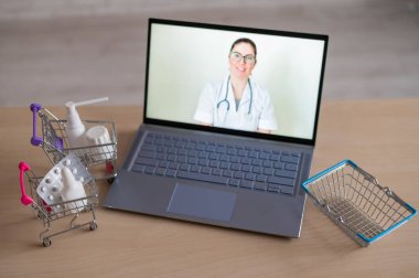 İnternet tıbbı. Kadın doktorda uzaktan resepsiyon. Bir eczanede ev teslimatı ile birlikte ilaç satın almak için bilgisayar başvurusu. Eczacı dizüstü bilgisayar ekranında ilaç öneriyor..