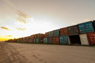 Yük konteynırları deposu. Taşımadan önce metal kutular birbiri ardına birkaç sıra yüklendi. Terminal taşıma konteynerleri.