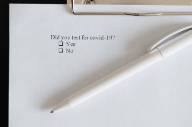 Coronavirus test anketi ve kalem masada. covid-19 ile ilgili sorular için kontrol listesi.