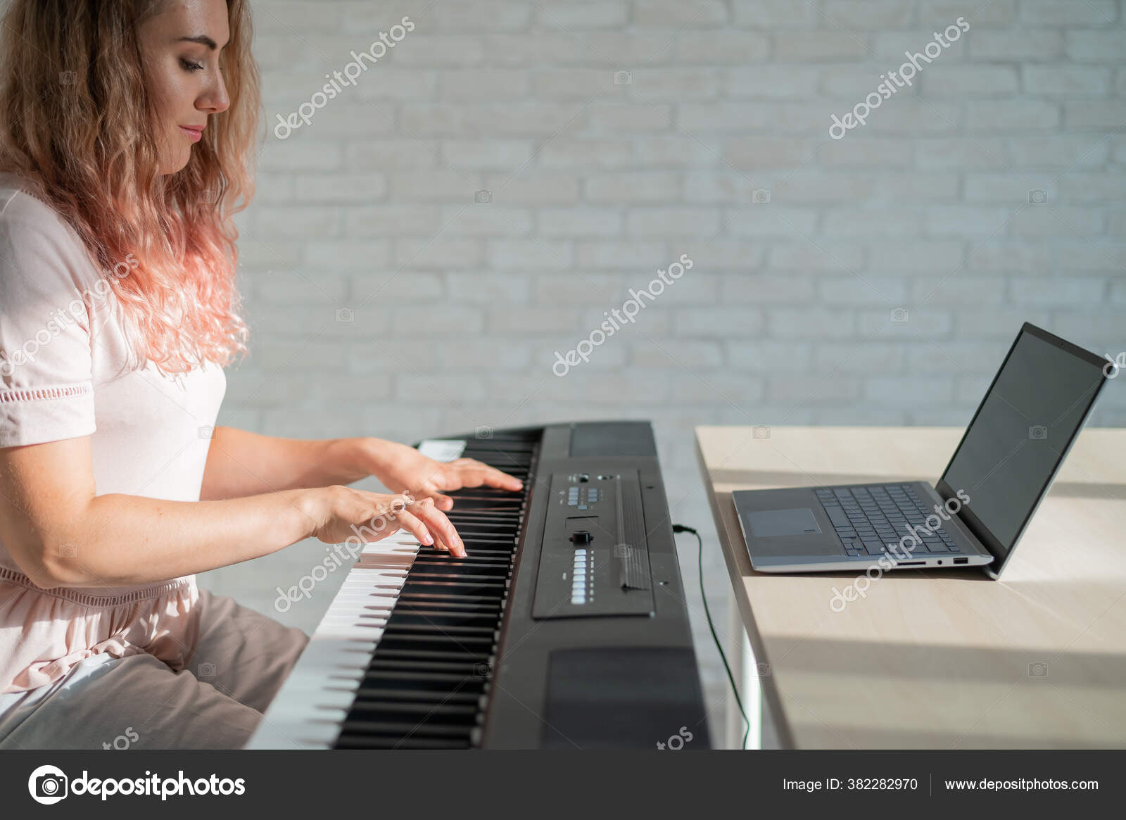 Une Femme Joue Du Piano électrique Lors D'une Performance Musicale