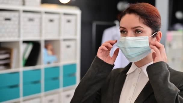 ウイルスの勝利と厳密な隔離の終わり。ビジネススーツの女性が検疫後に職場に戻ってきた。女の子は喜んで医療マスクを削除します。これ以上のコロナウイルスは. — ストック動画