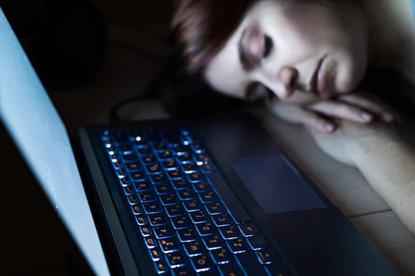 Den utmattade arbetstagaren arbetade övertid och somnade vid sitt skrivbord. Deadline Arbeta på natten med en bärbar dator. Studenten förbereder sig för tentamen. — Stockfoto