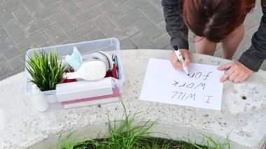 İşsiz bir kadının açık hava manzarası. Kadın bir ofis çalışanı kovulmuş. Takım elbiseli bir kız sokakta durur ve bir ilan yazar. Yemek için çalışırım..