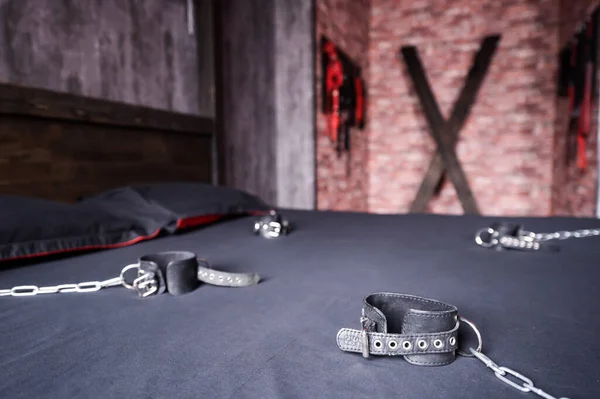 Yatak odasının duvarında Andreev 'in işkence haçı. VDSM ekipmanları ve seks oyuncakları. Gri bir çarşafta zincirli deri kelepçeler. Kirpikleri sapkınlıklar için sallanıyor..