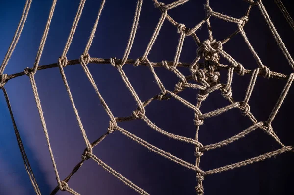 Tecnica tradizionale giapponese di maglieria corde shibari sotto forma di una ragnatela. Nessuna gente. Parte dell'interno della camera da letto. BDSM. — Foto Stock