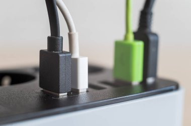 Cihazlar için modern çoklu port usb şarj cihazı. Elektrik prizinde çok renkli kabloların yakın plan görüntüsü. Makro. fişe takıldı.