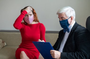 Erkek psikoterapist, tıbbi maskeli bir kadın müşteriye tavsiye eder. Salgın sırasında manevi destek. Depresyondaki kadın psikoloğa gidiyor. Hippokondri tedavisi.