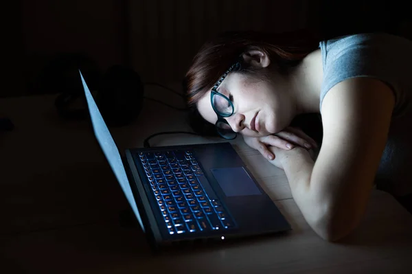 Den utmattade arbetstagaren arbetade övertid och somnade vid sitt skrivbord. Deadline Arbeta på natten med en bärbar dator. Studenten förbereder sig för tentamen. — Stockfoto