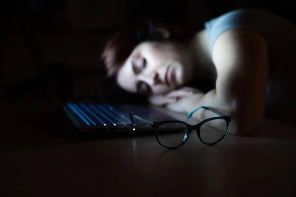 L'employé épuisé a fait des heures supplémentaires et s'est endormi à son bureau. Date limite Travaillez la nuit avec un ordinateur portable. L'étudiant se prépare pour l'examen. — Photo