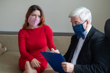 Erkek psikoterapist, tıbbi maskeli bir kadın müşteriye tavsiye eder. Salgın sırasında manevi destek. Depresyondaki kadın psikoloğa gidiyor. Hippokondri tedavisi.