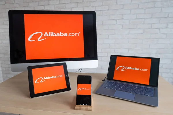 Alibaba логотип на экране компьютера, ноутбука цифровой планшет и смартфон. Приложения для всех устройств интернет-магазина, где вы можете купить все. Интернет покупки, не выходя из дома . — стоковое фото
