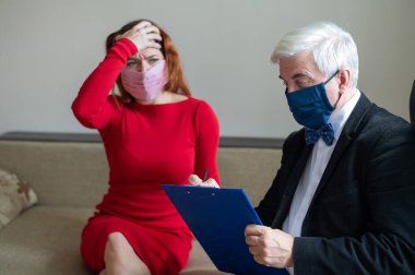 Erkek psikoterapist, tıbbi maskeli bir kadın müşteriye tavsiye eder. Salgın sırasında manevi destek. Depresyondaki kadın psikoloğa gidiyor. Hippokondri tedavisi.
