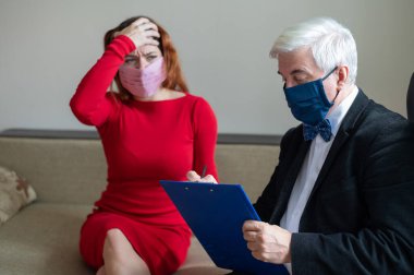 Erkek psikoterapist, tıbbi maskeli bir kadın müşteriye tavsiye eder. Salgın sırasında manevi destek. Depresyondaki kadın psikoloğa gidiyor. Hippokondri tedavisi.