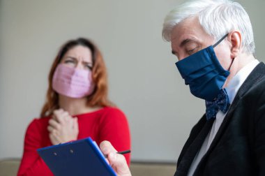 Erkek psikoterapist, tıbbi maskeli bir kadın müşteriye tavsiye eder. Salgın sırasında manevi destek. Depresyondaki kadın psikoloğa gidiyor. Hippokondri tedavisi.