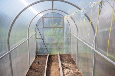 Kırsalda boş küçük bir sera.