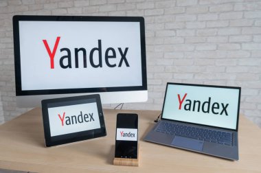 Bilgisayar monitöründeki Yandex logosu telefon ekranı, tablet bilgisayar ve akıllı telefon. Tüm cihazlar için uygulama popüler bir arama motoru ve internet portalıdır. İnsan yok. Yazı.