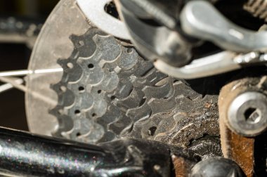 Dağ bisikleti dişlileri yakın çekim. Fren sistemi. Yakın plan. Hızlar değişiyor.