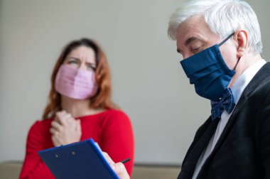 Erkek psikoterapist, tıbbi maskeli bir kadın müşteriye tavsiye eder. Salgın sırasında manevi destek. Depresyondaki kadın psikoloğa gidiyor. Hippokondri tedavisi.