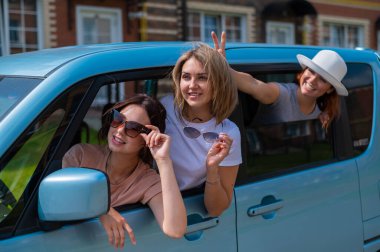 Üç neşeli Kafkasyalı kız arkadaş arabanın camından dışarı bakıyor. Heyecanlı kadınlar bir yolculuğa çıkar. Esmer sarışın ve kızıl saçlı tatile çıkıyorlar..