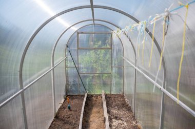 Kırsalda boş küçük bir sera.