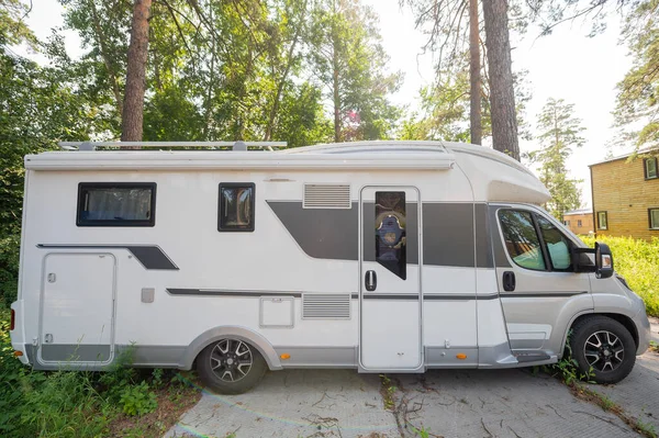 Een witte stacaravan staat geparkeerd in het bos. Caravan voor het leven en familie weg reizen. Geen mensen.. — Stockfoto