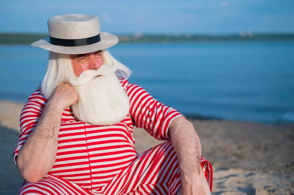 Ritratto di un anziano in costume da bagno classico e cappello in spiaggia. — Foto Stock