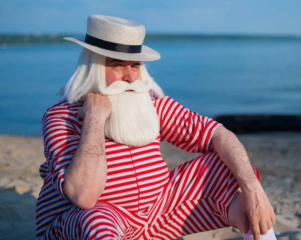 ビーチで古典的な水着と帽子を身に着けている老人の肖像画. — ストック写真