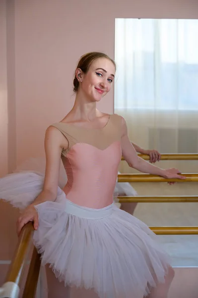 Ritratto di una graziosa ballerina in un tutù bianco in una classe di danza. — Foto Stock