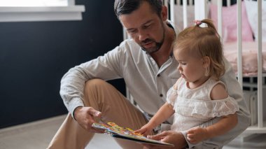 İlgili bir baba, küçük kızına peri masalı okur..