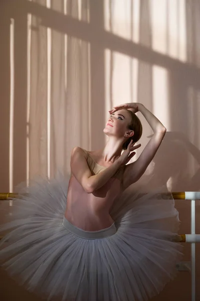 Retrato de una elegante bailarina en un tutú blanco en una clase de baile. —  Fotos de Stock